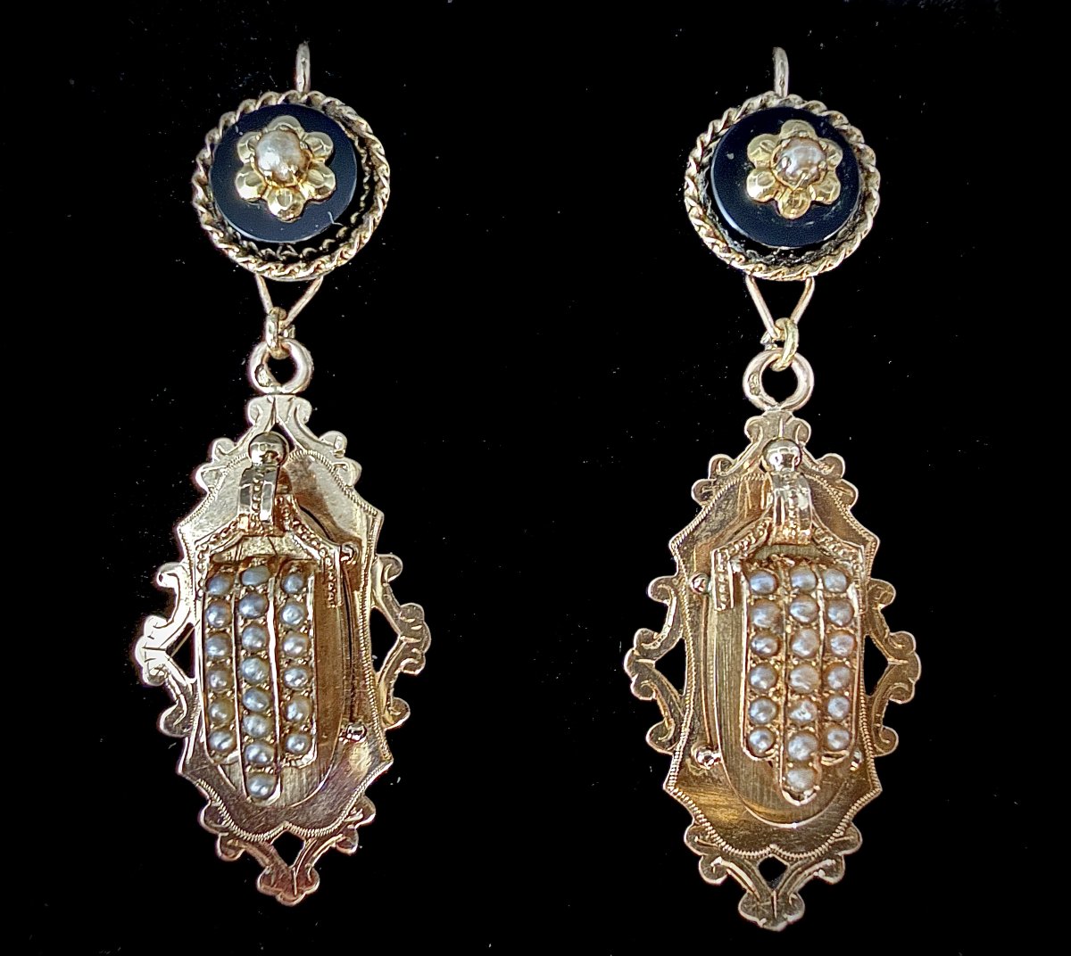 Paire de pendants d’oreilles, Napoléon III, or rose et jaune 18 carats, onyx et perles fines