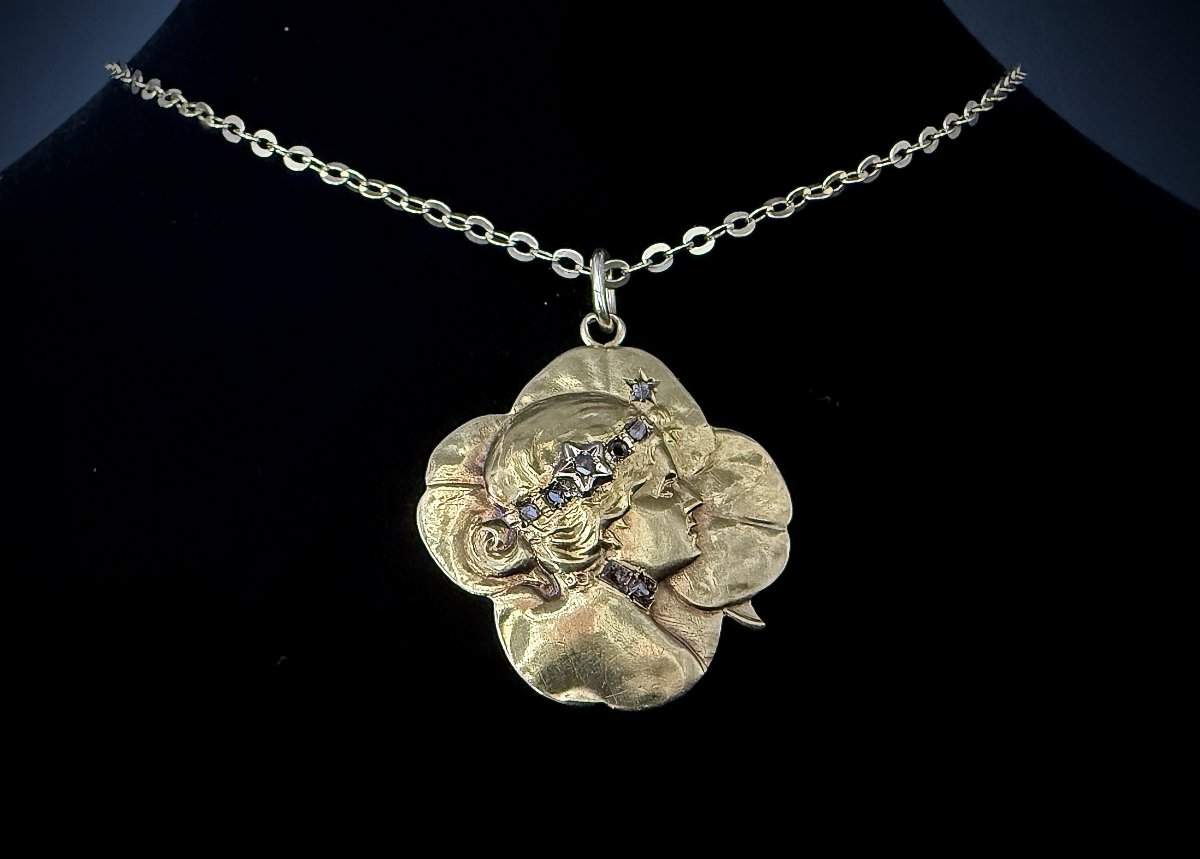 Art Nouveau Pendant, 18k Gold, Featuring A Woman's Profile And A Four-leaf Clover With Diamond Roses-photo-3