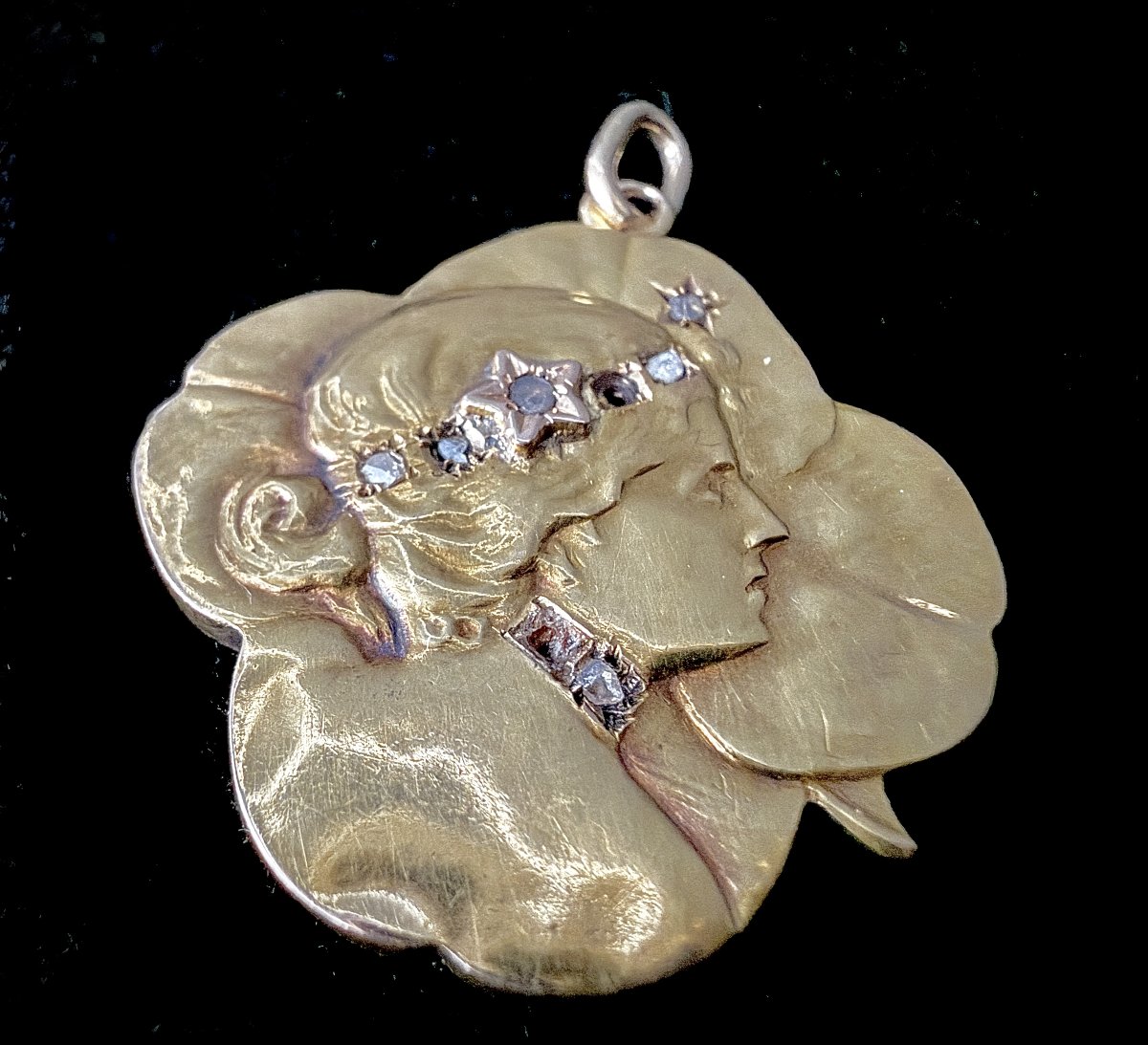 Art Nouveau Pendant, 18k Gold, Featuring A Woman's Profile And A Four-leaf Clover With Diamond Roses-photo-4