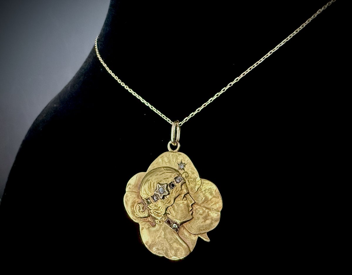 Art Nouveau Pendant, 18k Gold, Featuring A Woman's Profile And A Four-leaf Clover With Diamond Roses-photo-2