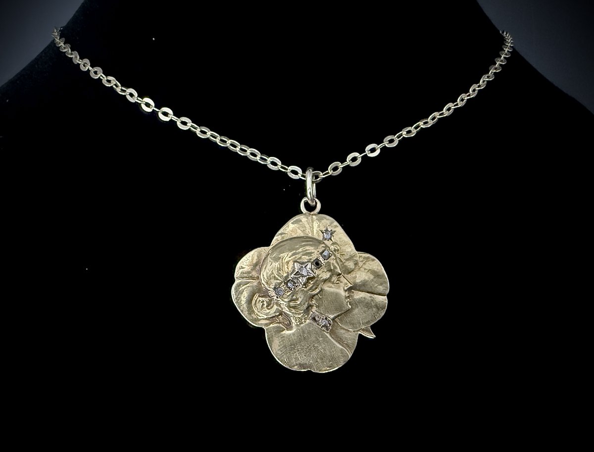 Art Nouveau Pendant, 18k Gold, Featuring A Woman's Profile And A Four-leaf Clover With Diamond Roses-photo-2
