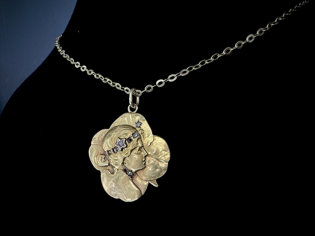 Art Nouveau Pendant, 18k Gold, Featuring A Woman's Profile And A Four-leaf Clover With Diamond Roses