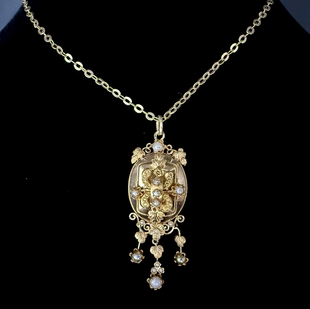Pendentif Napoléon III, or rose/jaune 18 carats, feuillages et motifs floraux et perles fines