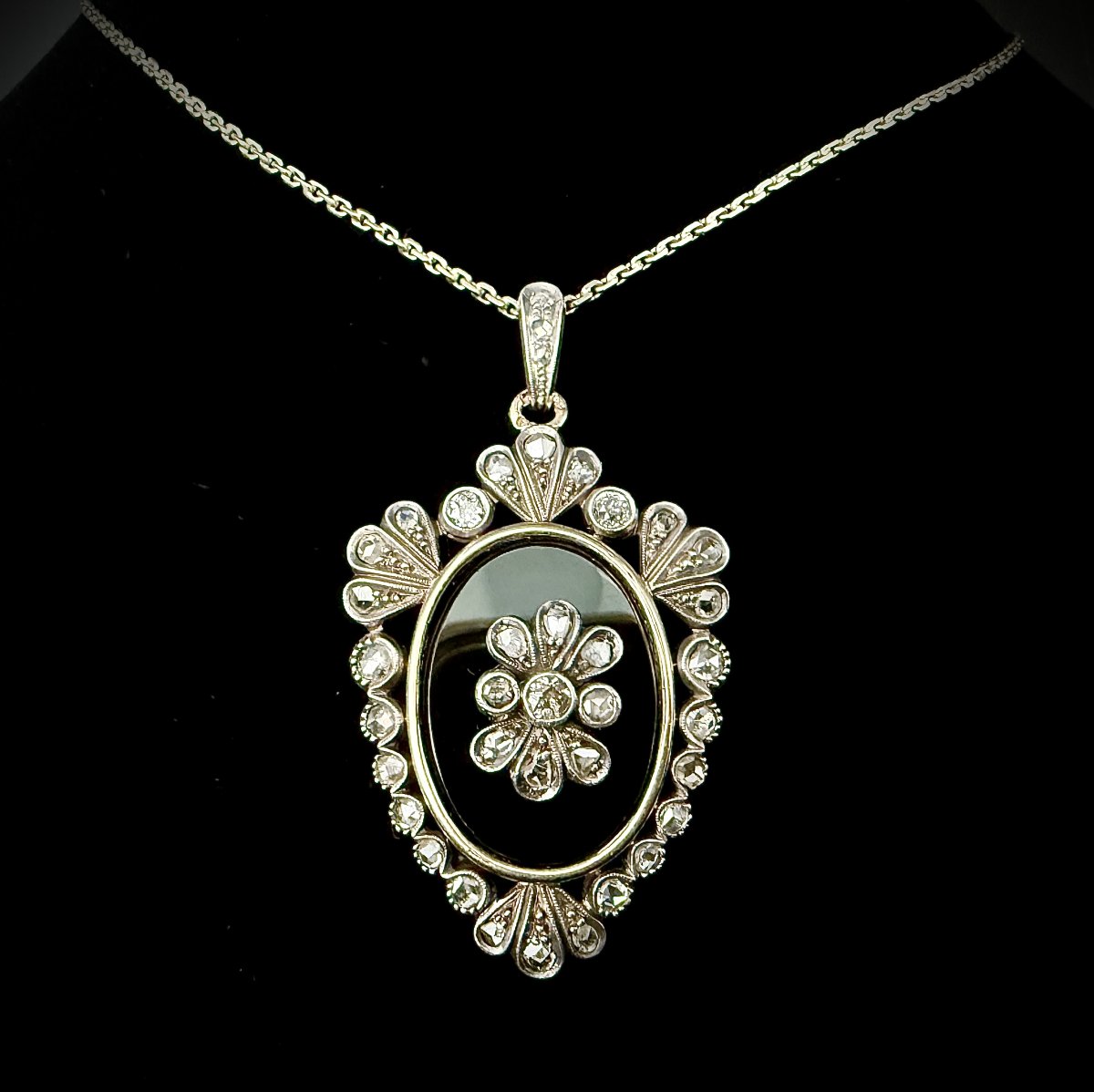 Pendentif XIX siècle, en platine et en argent orné d'onyx, diamants taille rose et ancienne-photo-4
