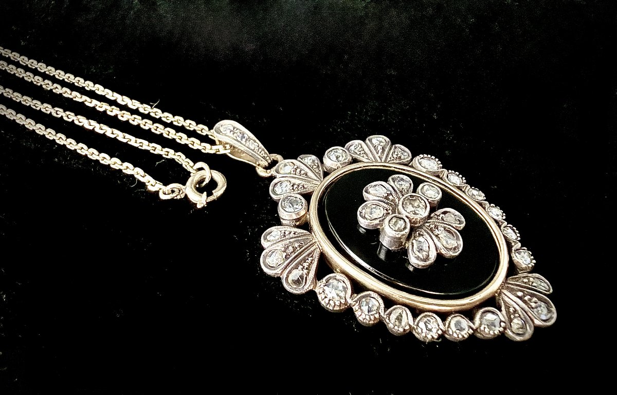 Pendentif XIX siècle, en platine et en argent orné d'onyx, diamants taille rose et ancienne