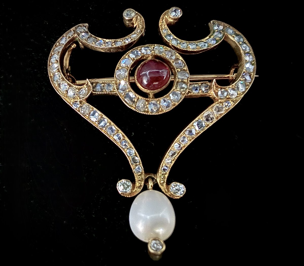 Broche-pendentif trasnformable Art Nouveau, or jaune 18 carats, rubis, perle fine et roses-photo-3