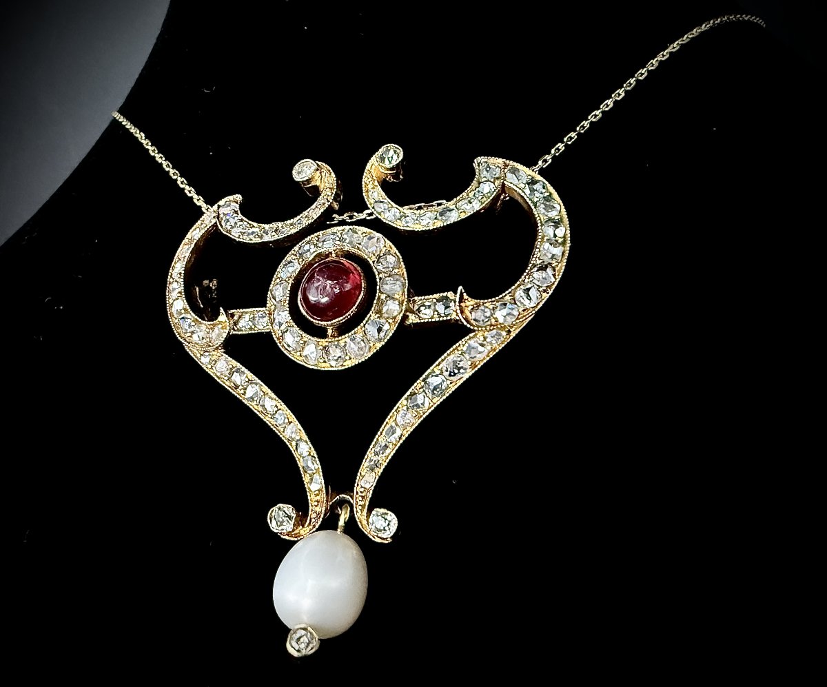 Broche-pendentif trasnformable Art Nouveau, or jaune 18 carats, rubis, perle fine et roses