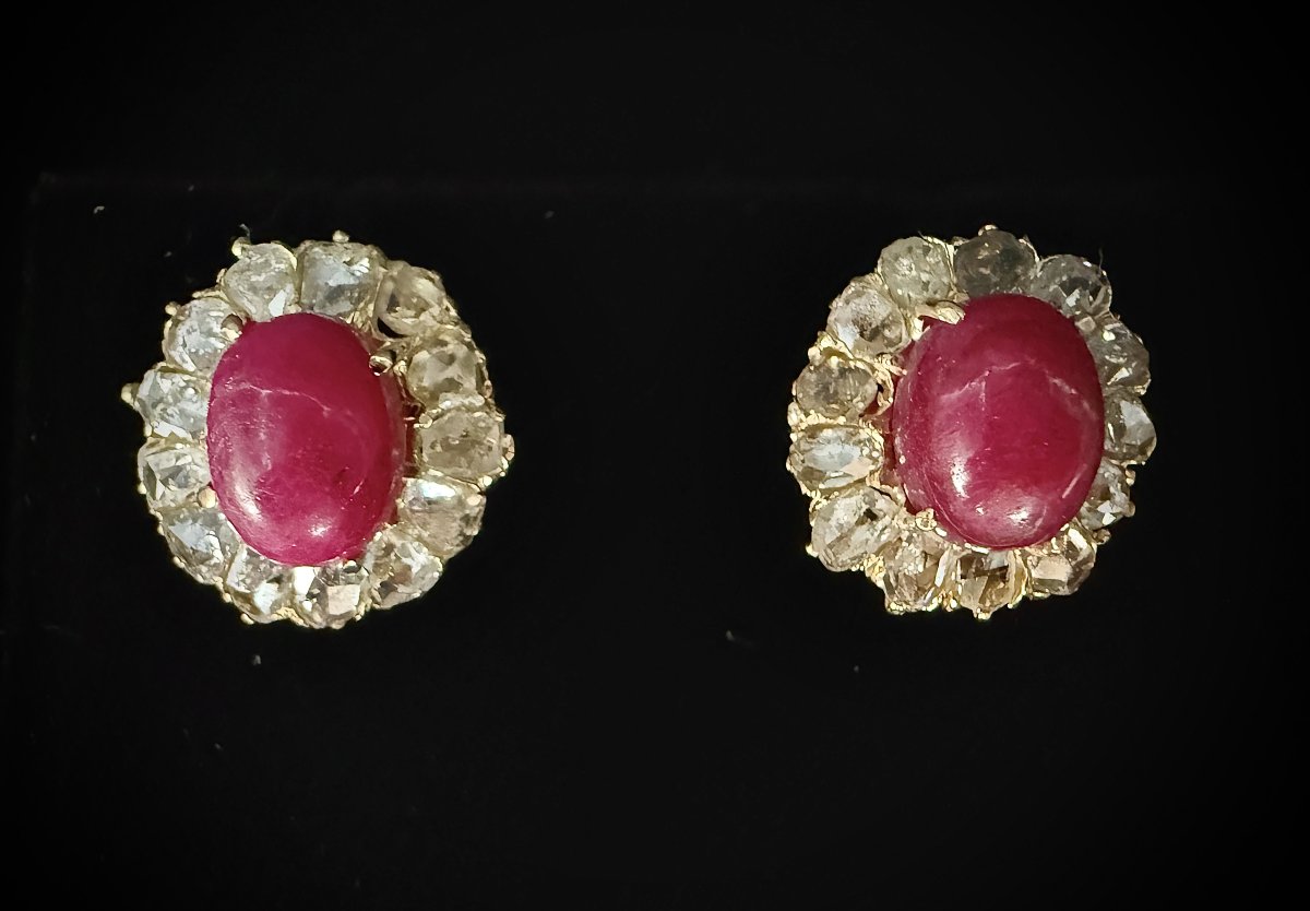 Paire de boucles d'oreilles or jaune 18 carats, rubis cabochons et diamants taille rose-photo-2