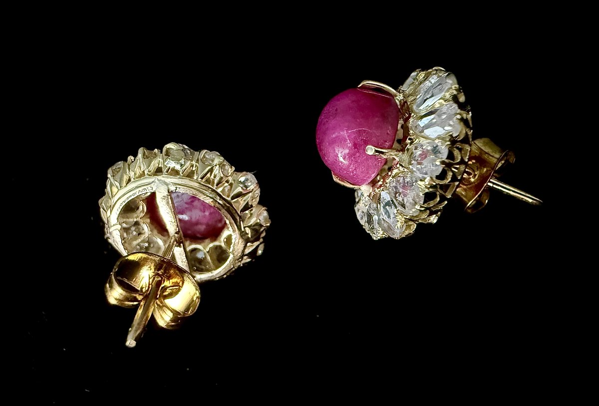 Paire de boucles d'oreilles or jaune 18 carats, rubis cabochons et diamants taille rose-photo-3