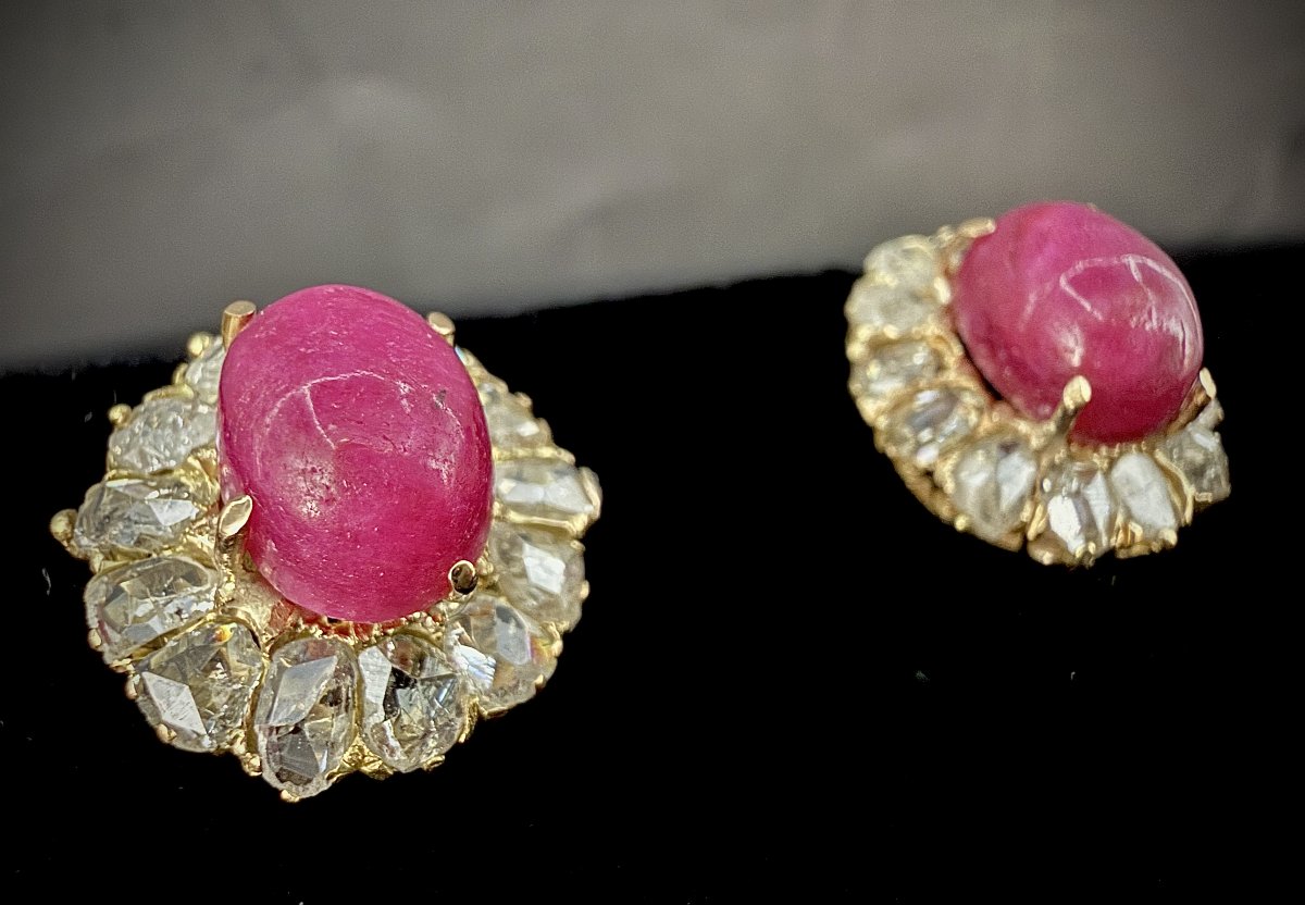 Paire de boucles d'oreilles or jaune 18 carats, rubis cabochons et diamants taille rose