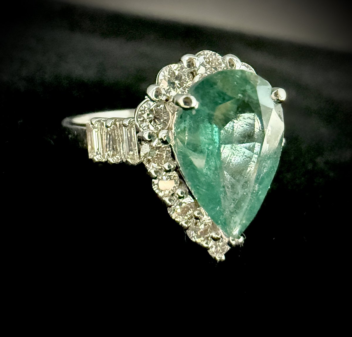 White Gold Ring With A 2.50-carat Pear-shaped Emerald And A Setting Of Diamonds In Various Cuts-photo-2
