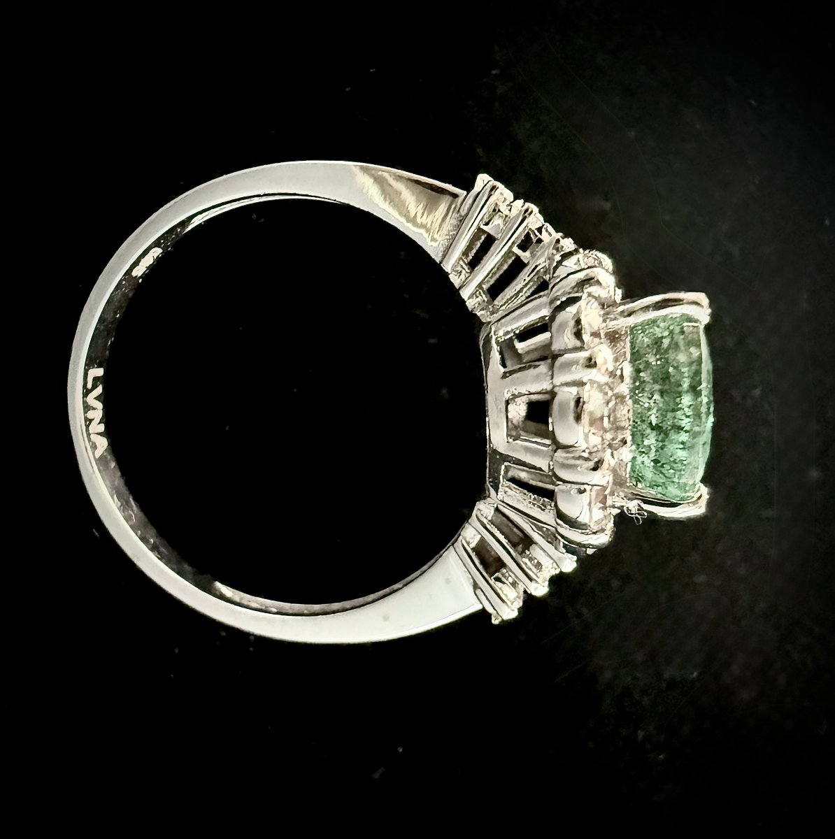 White Gold Ring With A 2.50-carat Pear-shaped Emerald And A Setting Of Diamonds In Various Cuts-photo-3