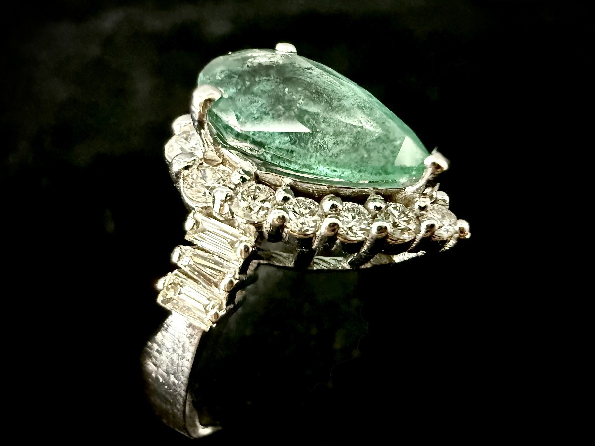 White Gold Ring With A 2.50-carat Pear-shaped Emerald And A Setting Of Diamonds In Various Cuts-photo-4