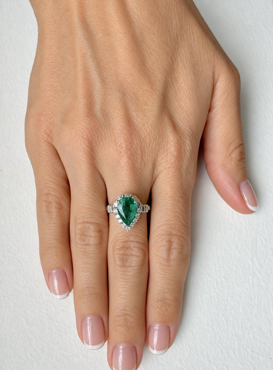 White Gold Ring With A 2.50-carat Pear-shaped Emerald And A Setting Of Diamonds In Various Cuts-photo-4