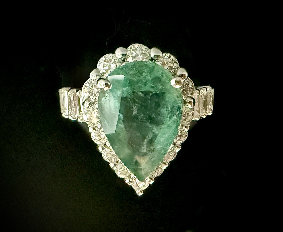 White Gold Ring With A 2.50-carat Pear-shaped Emerald And A Setting Of Diamonds In Various Cuts-photo-1