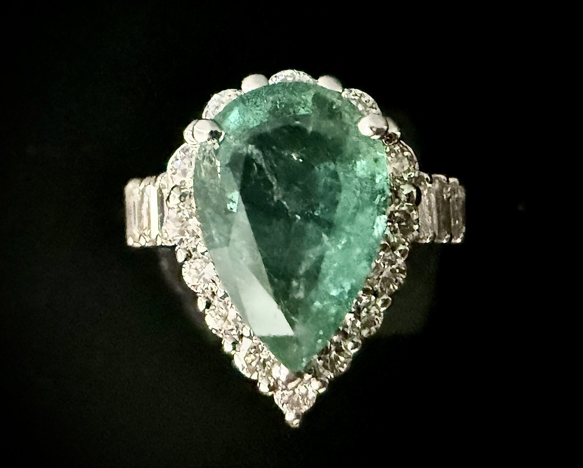 White Gold Ring With A 2.50-carat Pear-shaped Emerald And A Setting Of Diamonds In Various Cuts