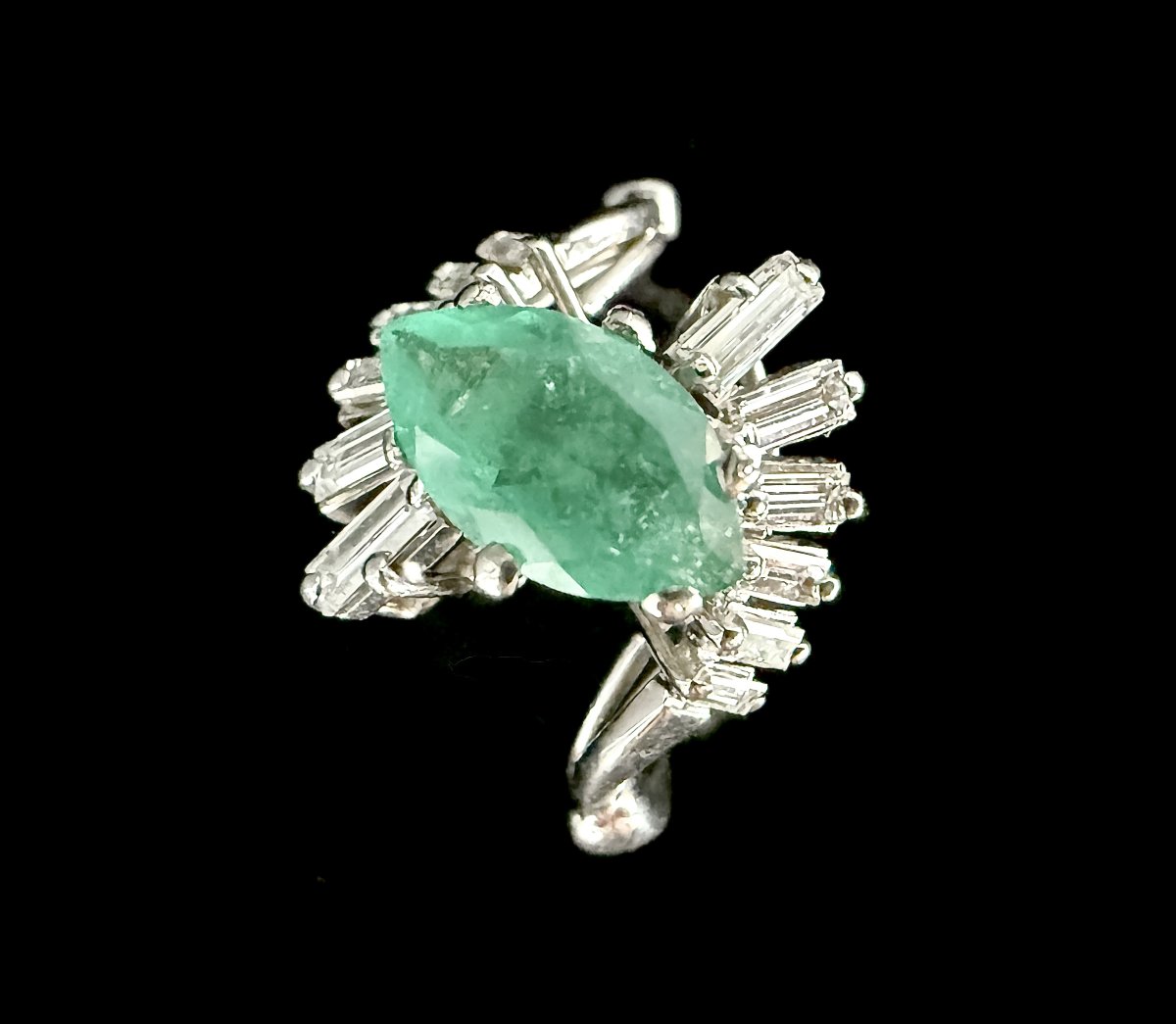 Bague ballerine, or 18 carats, émeraude taille marquise de 1,50 carats et diamants baguette-photo-2