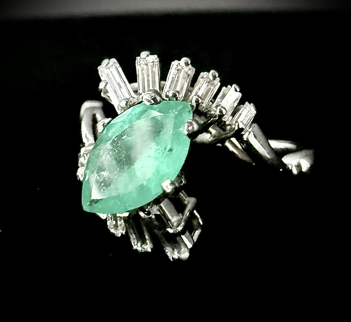 Bague ballerine, or 18 carats, émeraude taille marquise de 1,50 carats et diamants baguette