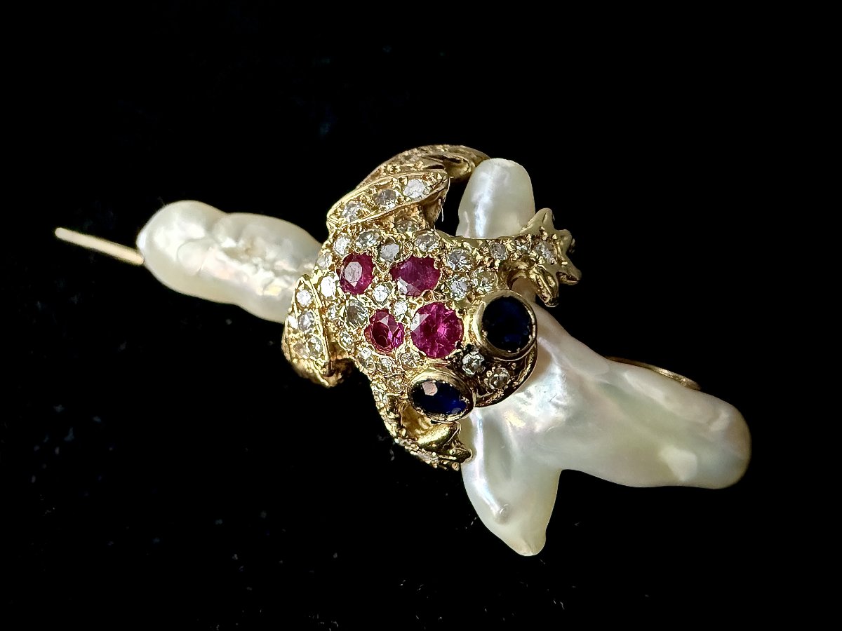 Pendentif et épingle grenouille, or 18 K, perle baroque, diamants, rubis, saphirs, signé Pieper-photo-2