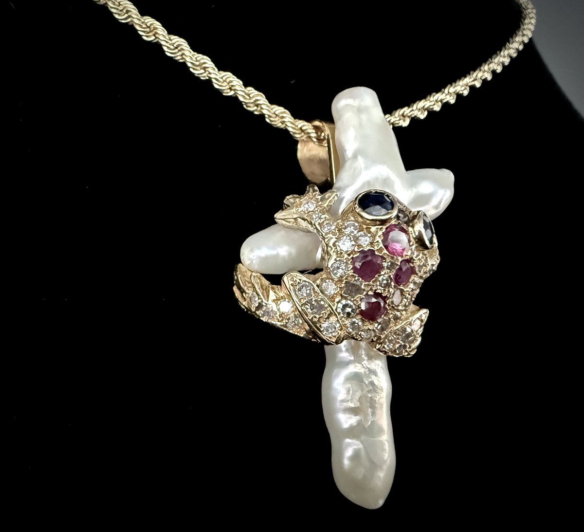 Pendentif et épingle grenouille, or 18 K, perle baroque, diamants, rubis, saphirs, signé Pieper-photo-3