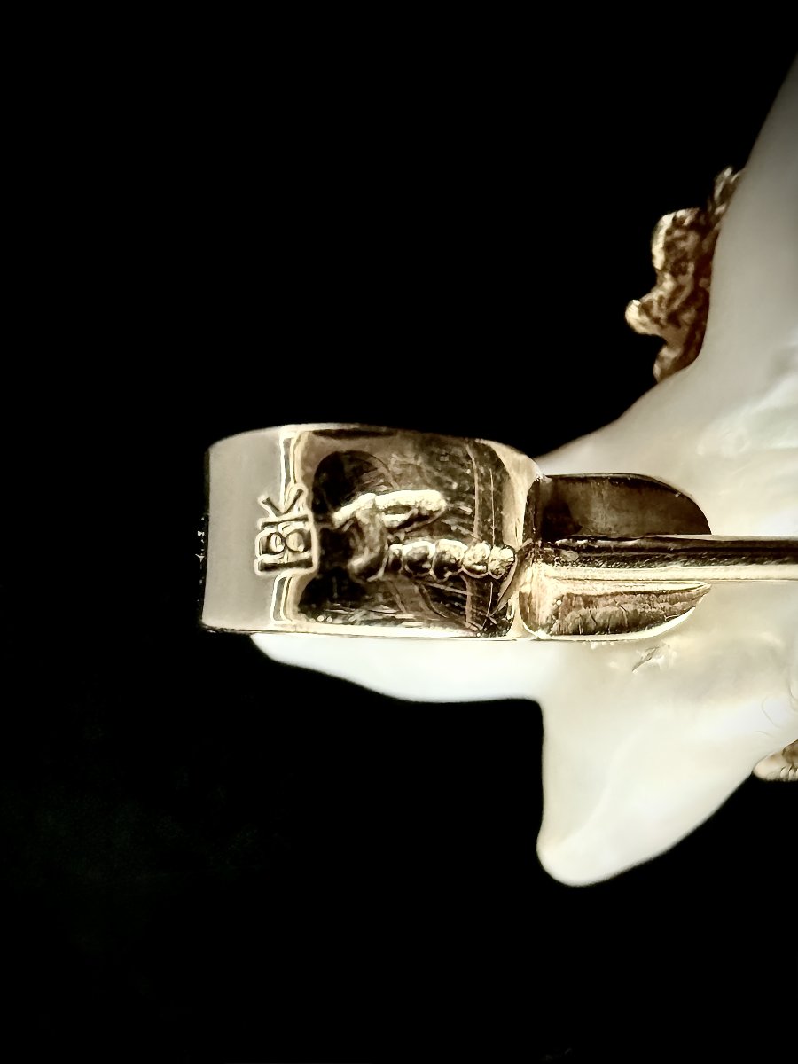 Pendentif et épingle grenouille, or 18 K, perle baroque, diamants, rubis, saphirs, signé Pieper-photo-2
