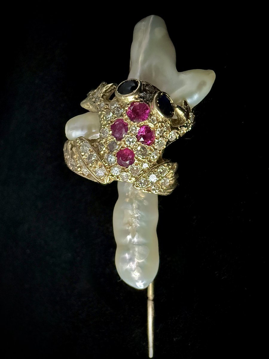 Pendentif et épingle grenouille, or 18 K, perle baroque, diamants, rubis, saphirs, signé Pieper-photo-3