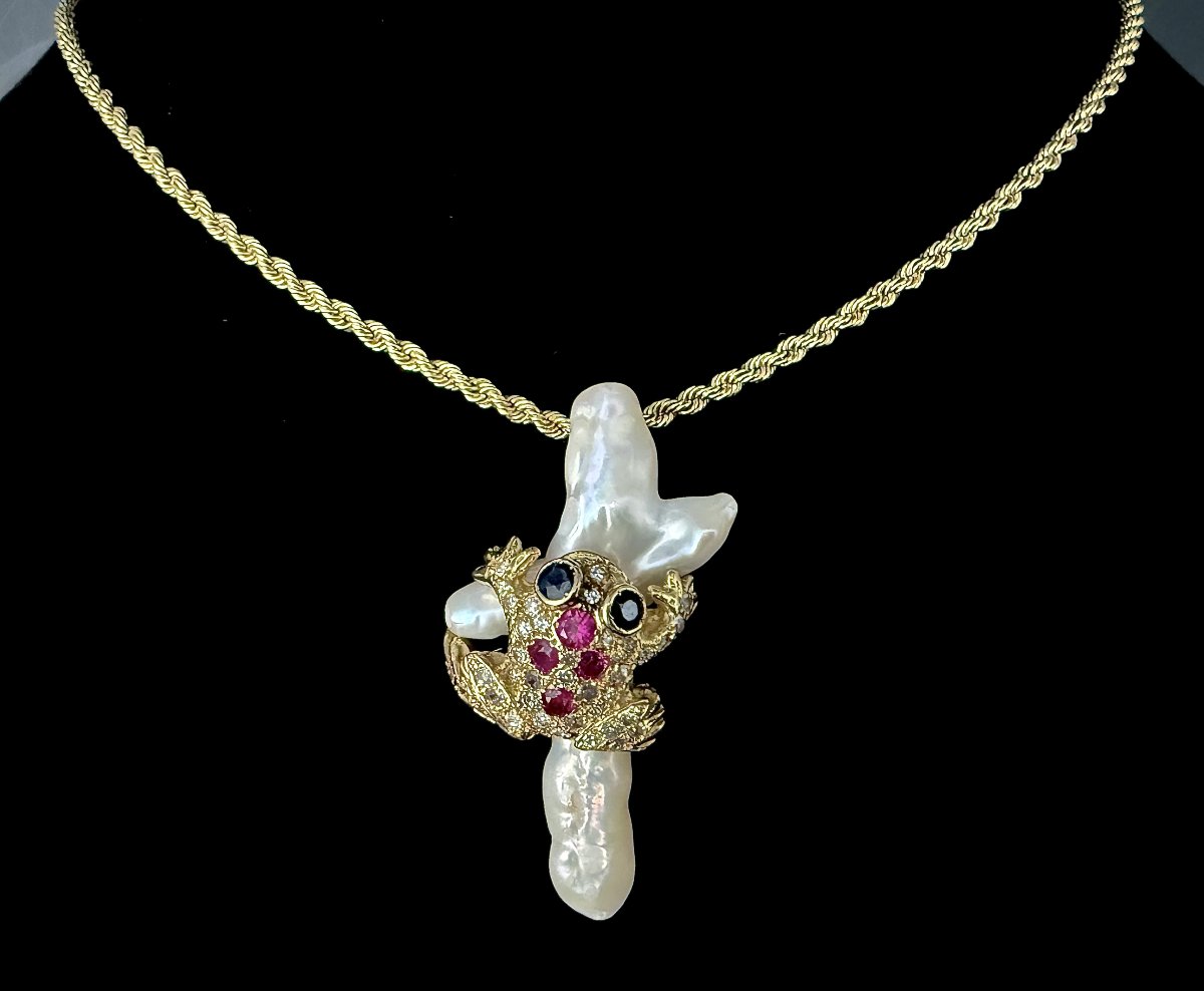 Pendentif et épingle grenouille, or 18 K, perle baroque, diamants, rubis, saphirs, signé Pieper