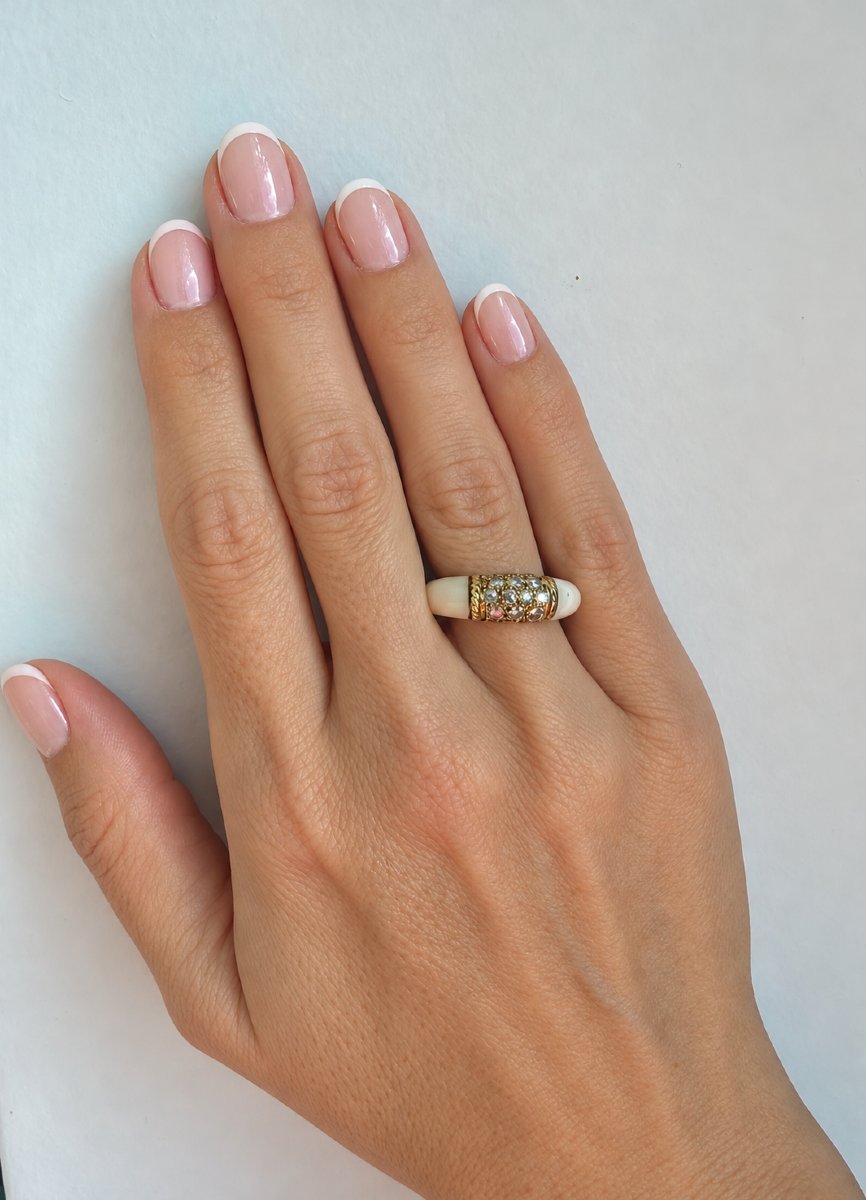 Bague dôme en or jaune 14 carats, corail blanc crème et pavé de diamants — Taille 51-photo-2