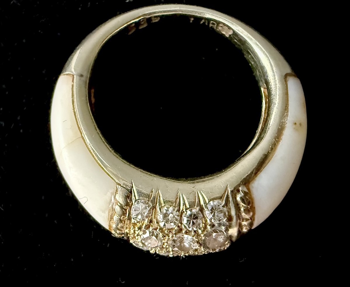 Bague dôme en or jaune 14 carats, corail blanc crème et pavé de diamants — Taille 51-photo-3