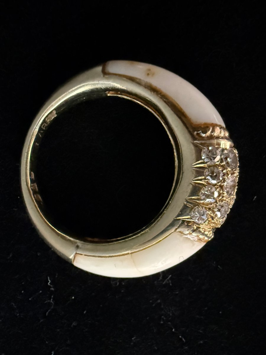 Bague dôme en or jaune 14 carats, corail blanc crème et pavé de diamants — Taille 51-photo-4