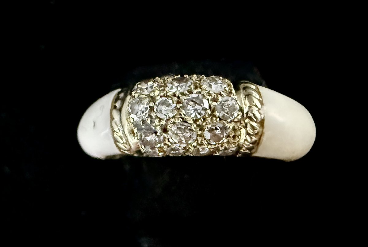 Bague dôme en or jaune 14 carats, corail blanc crème et pavé de diamants — Taille 51-photo-2