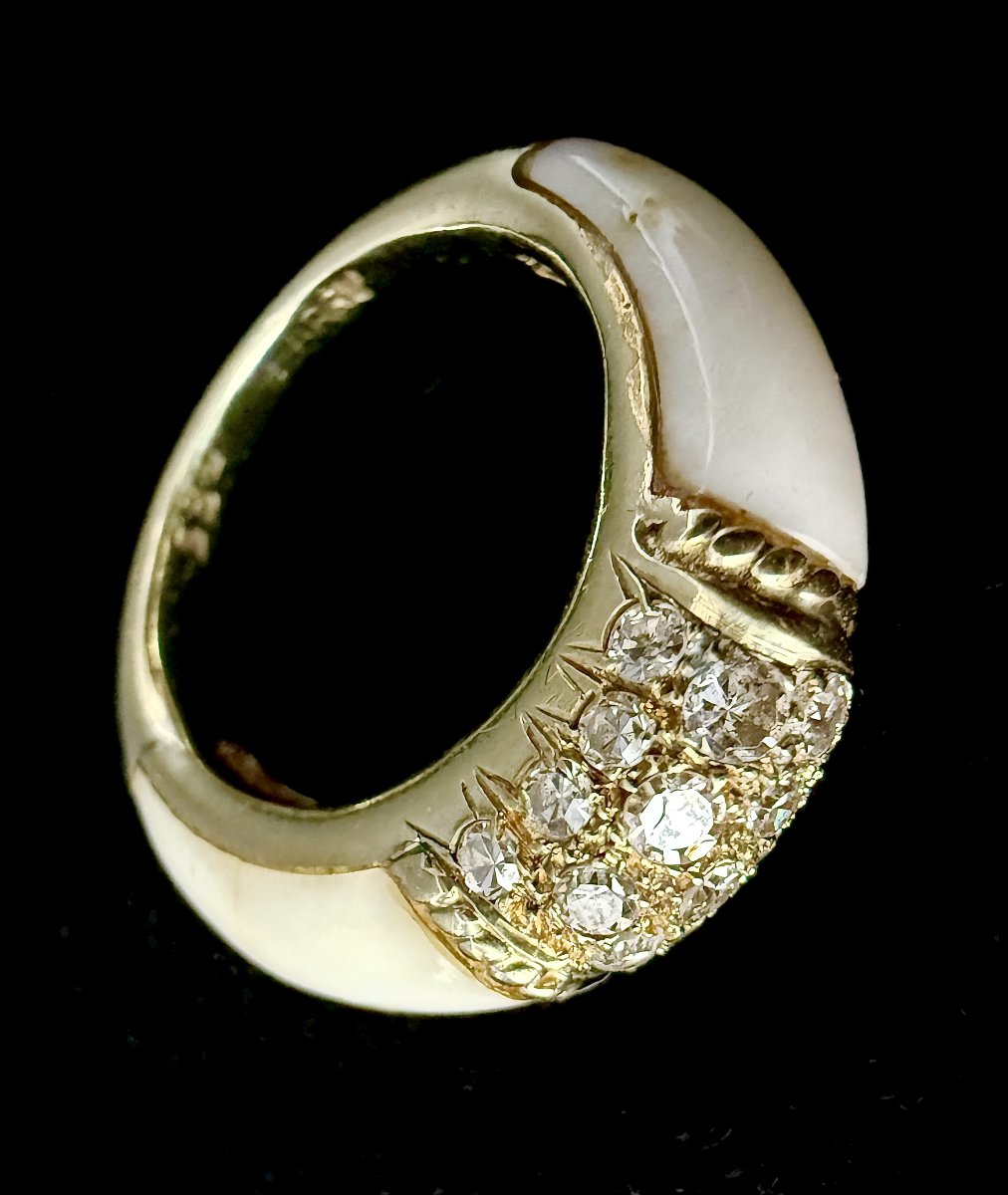Bague dôme en or jaune 14 carats, corail blanc crème et pavé de diamants — Taille 51