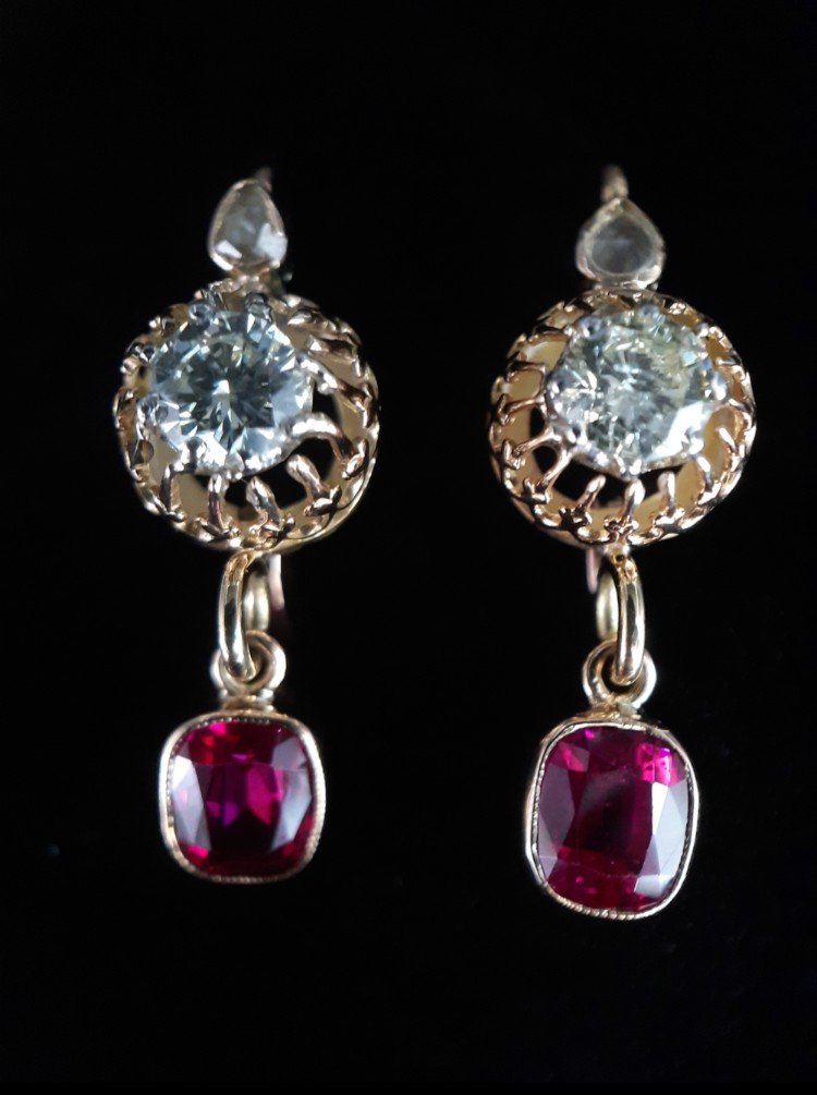 Paire De Boucles d'Oreilles Dormeuses Or 18 Carats Diamants 1 Carat Et Rubis 2 Carats