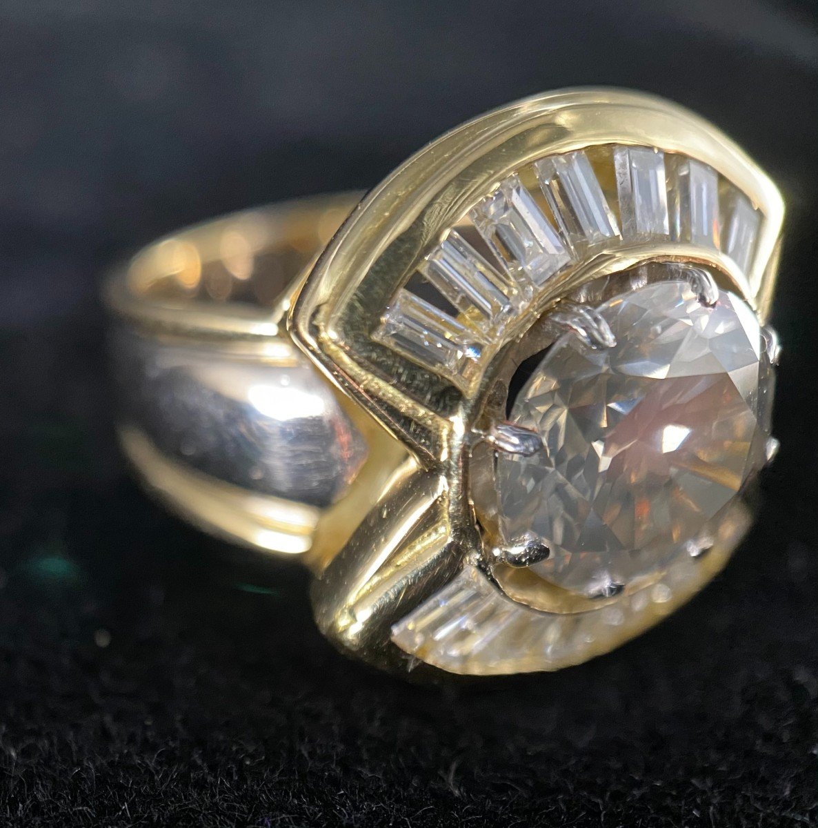 18k Gold Ring With Brilliant Cut Diamond Of 2.50 Carats And 14 Baguettes-photo-2