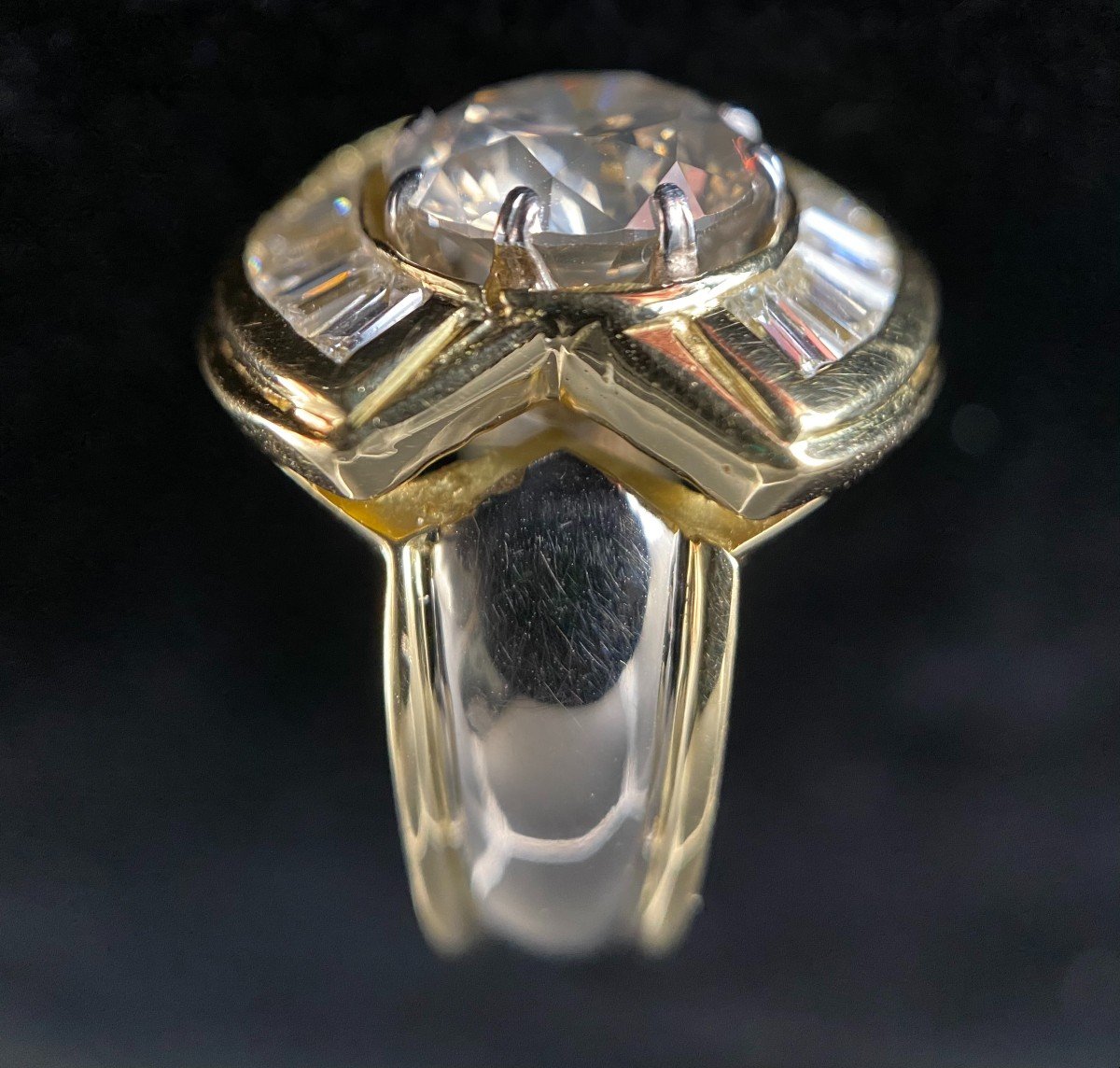 18k Gold Ring With Brilliant Cut Diamond Of 2.50 Carats And 14 Baguettes-photo-3