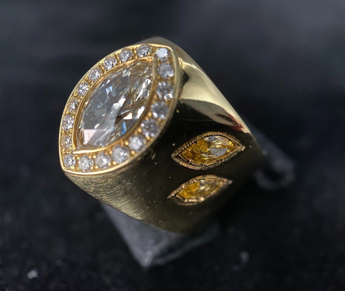 18k Yellow Gold Ring With Marquise Cut Diamond Of 1.50 Carats (si - G / H)-photo-2