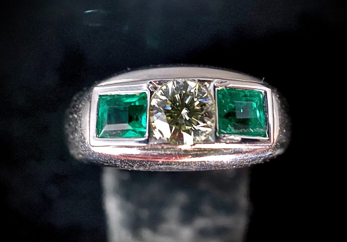 Ring In 18k White Gold Set With A 0.50 Carat Brilliant And Two Emeralds-photo-1