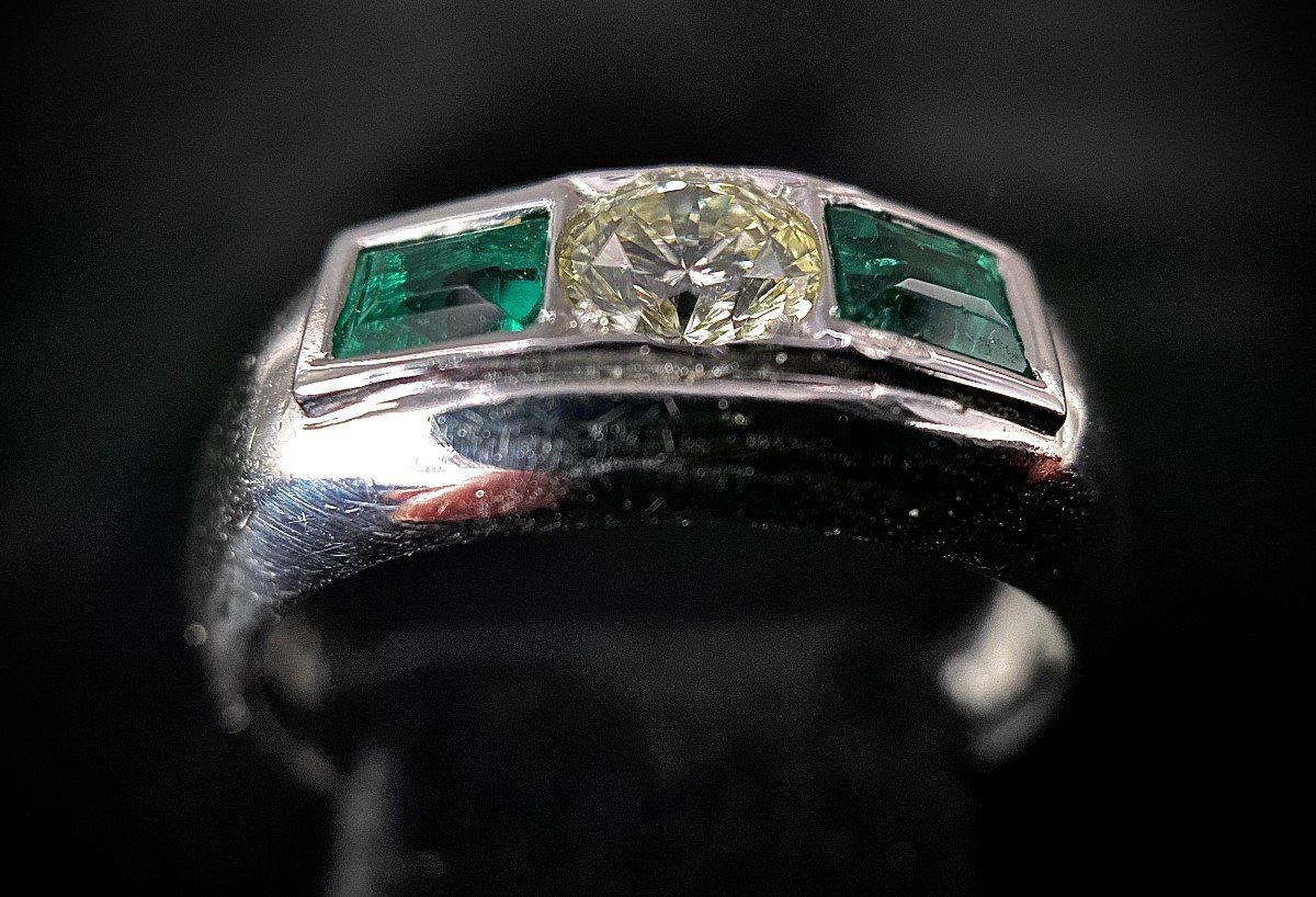 Ring In 18k White Gold Set With A 0.50 Carat Brilliant And Two Emeralds-photo-2