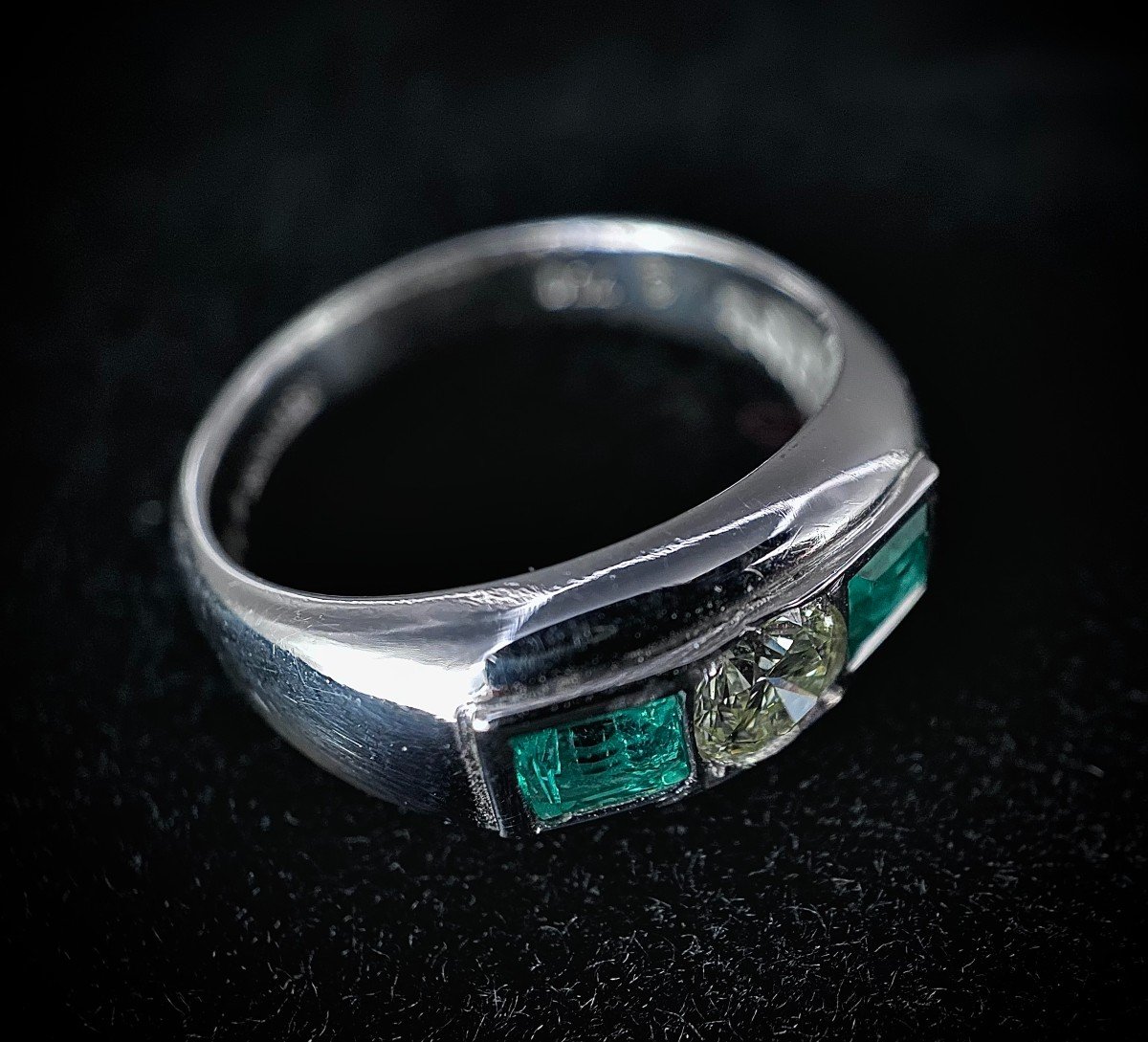 Ring In 18k White Gold Set With A 0.50 Carat Brilliant And Two Emeralds-photo-3