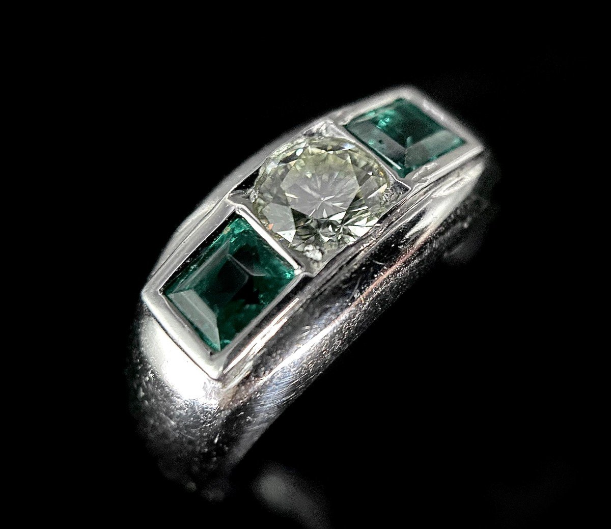 Ring In 18k White Gold Set With A 0.50 Carat Brilliant And Two Emeralds