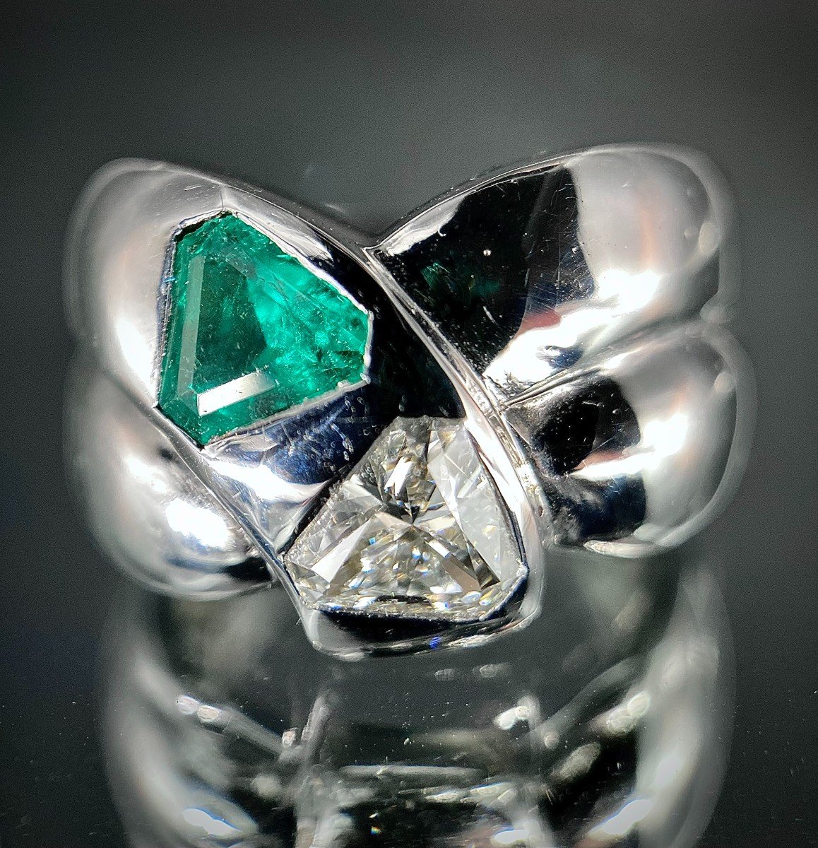 18k White Gold Ring Set With 1 Diamond And 1 Triangle Cut Emerald Of 0.50 Carat Each