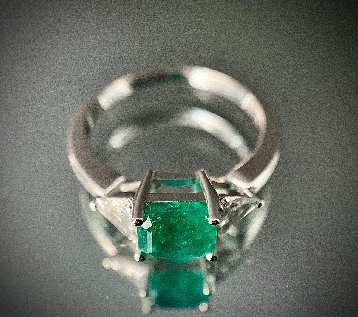 18k White Gold Ring Set With A 1.06 Carat Emerald And 2 Triangle Diamonds-photo-2