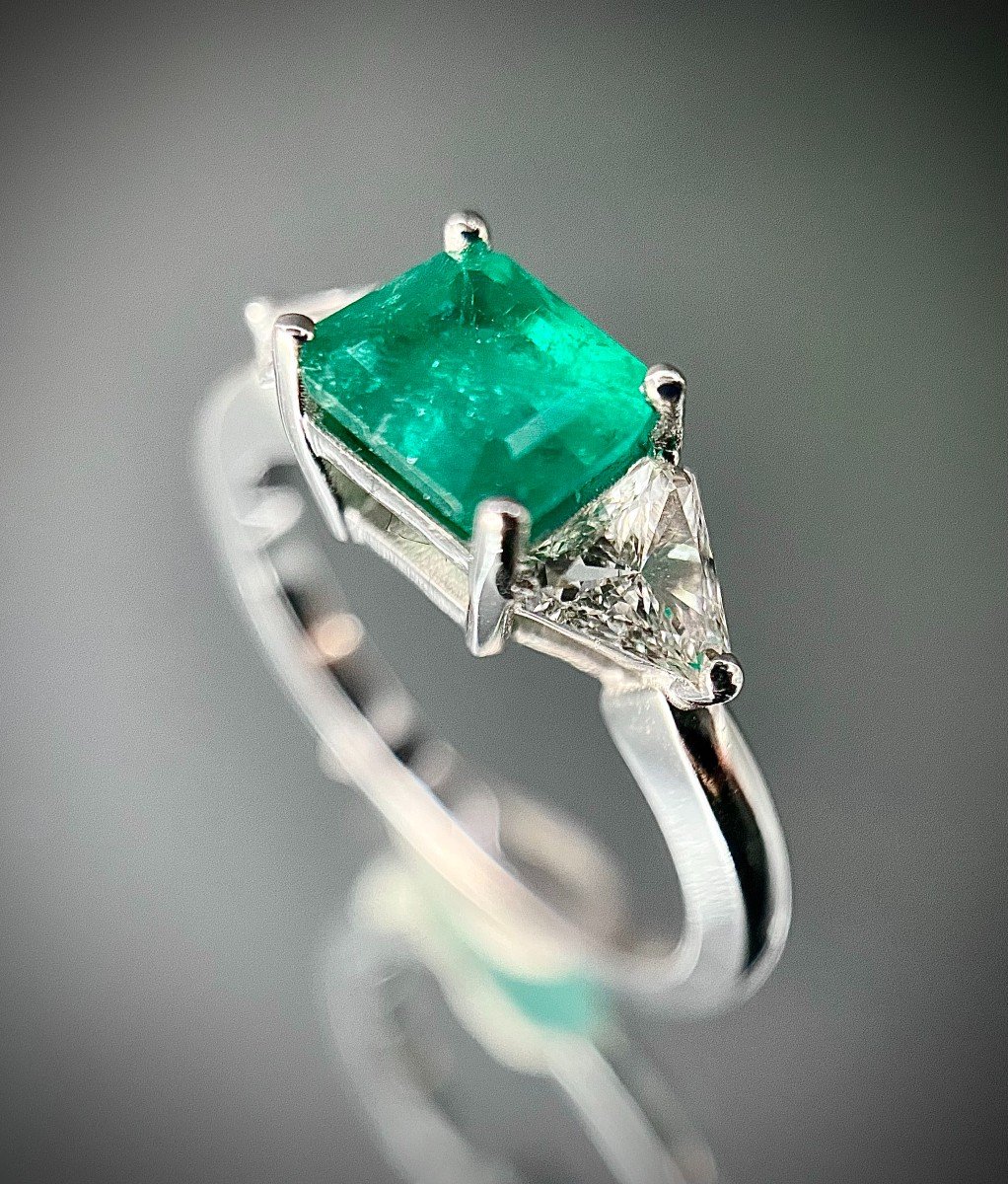 18k White Gold Ring Set With A 1.06 Carat Emerald And 2 Triangle Diamonds