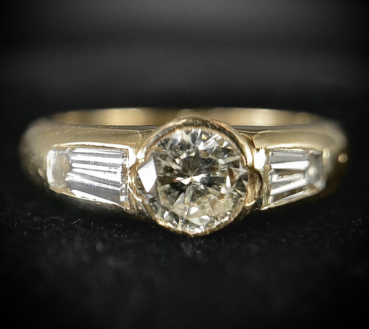 18k Yellow Gold Ring With 1 Diamond Of 0.55 Carat And 2 Baguettes 0.50 Carat-photo-3