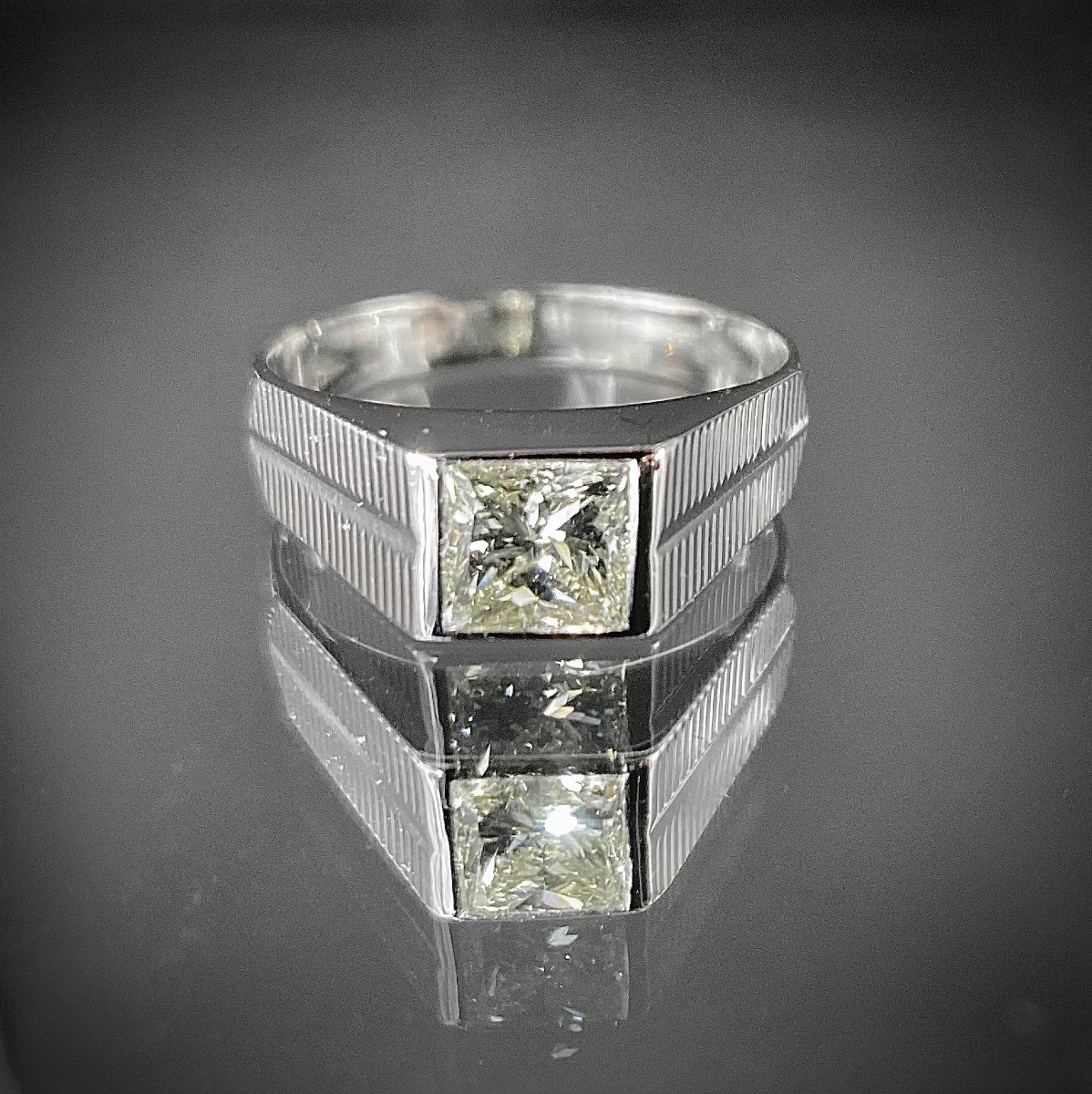 Ring Set With A 0.90 Carat Princess Cut Diamond (si-i/j)-photo-2