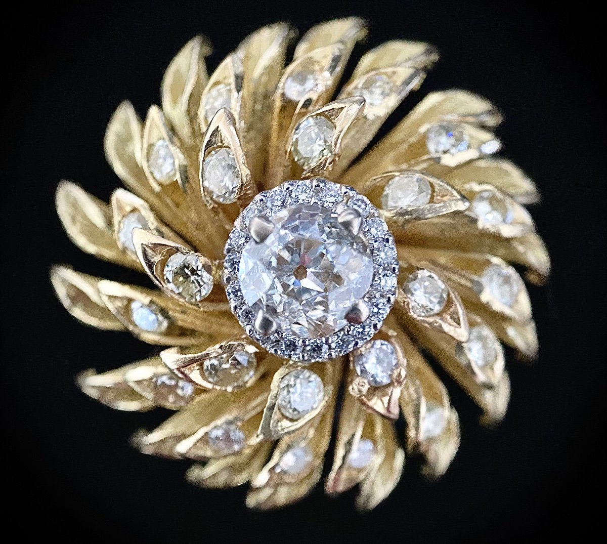 Flower Ring Set With A Central Brilliant Of 0.95 Carats (si-i/j)