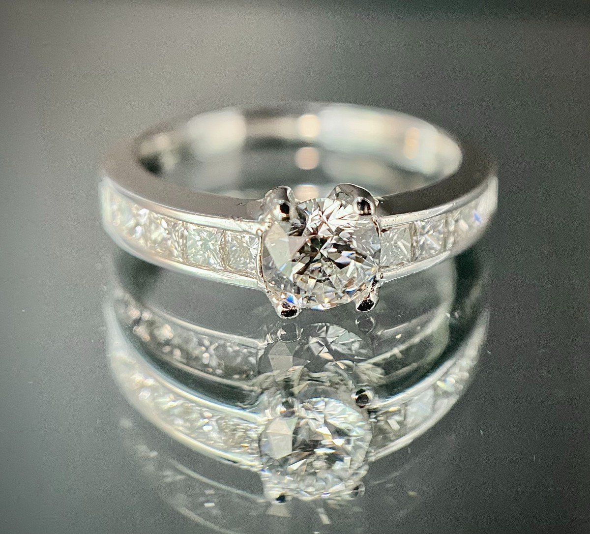 Platinum Ring Set With A 0.50 Carat Brilliant And 10 Princess Cut Diamonds-photo-5