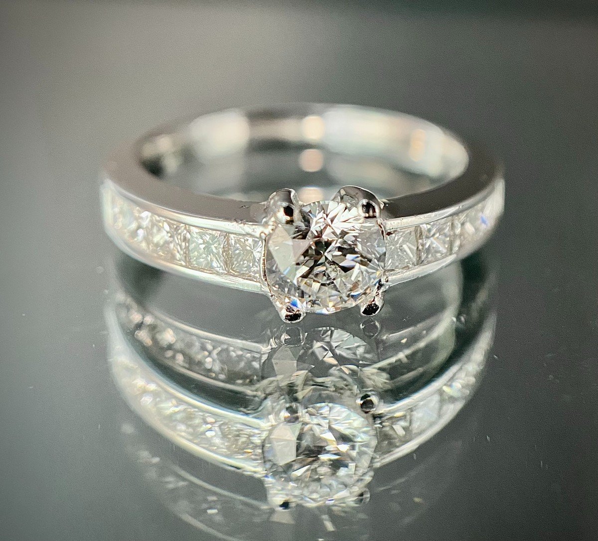 Bague En Platine Sertie d'Un Brillant De 0,50 Carat Et 1 carat de Diamants Taille Princesse-photo-5