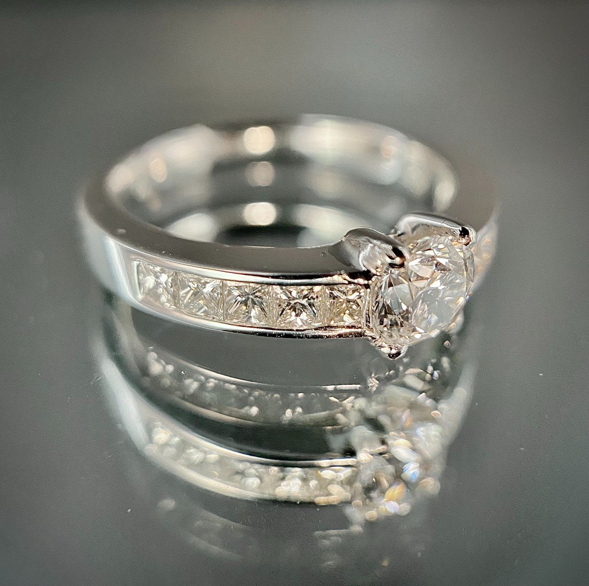 Platinum Ring Set With A 0.50 Carat Brilliant And 10 Princess Cut Diamonds-photo-6