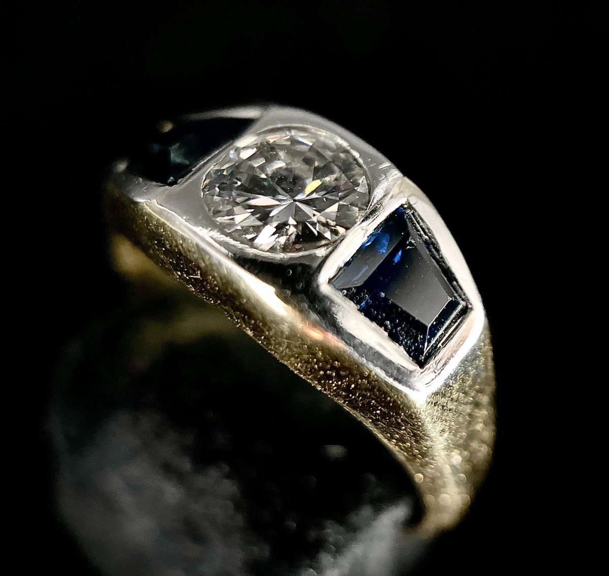 Bague Sertie d'Un Diamant De 0,85 Carat Et Deux Saphirs Trapèze-photo-2